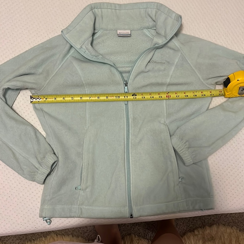 Size M women’s Columbia Jacket light blue zip up with pockets